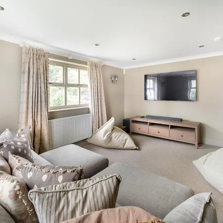 5 Bed In Oc-lr047 * Хоуксхед